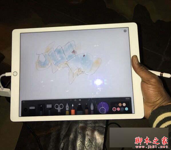 [图赏]iPad Pro真机试玩：Pencil手写笔敏感流畅 