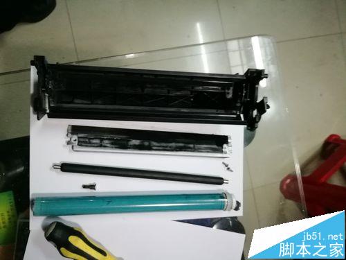 hp400打印机加什么粉? 惠普打印机硒鼓加碳粉的教程